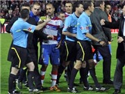 Bóng đá anh, ngoại hạng anh, lịch thi đấu euro 2012, Thủ phạm ném chai nước vào trọng tài thổi 11m cho Real bị trừng phạt